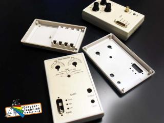 Aangeleverde bakjes voorzien van gaten en voorzien van bedrukt front